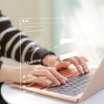パソコンを打つ画像